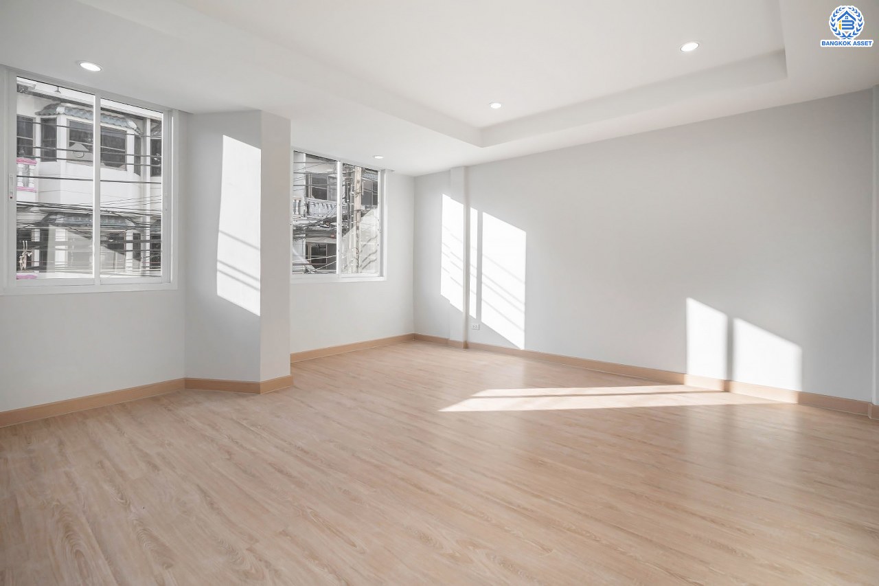 บ้านมือสองตกแต่งใหม่ 3 ชั้น ทำเลโซนเมือง โครงการ จริงใจวิลเลจ รัตนาธิเบศร์ (ซอยเรวดี) เนื้อที่ 23 ตร.ว. ฟังก์ชัน 4 ห้องนอน 3 ห้องน้ำ จอดรถได้ 1 คัน เข้า-ออกได้หลายเส้นทาง ทั้งรัตนาธิเบศร์, ติวานนท์ และเลี่ยงเมืองนนท์ ใกล้ทางด่วน "งามวงศ์วาน" รถไฟฟ้าสายสีม่วง "สถานีศูนย์ราชการนนทบุรี" และ "สถานีบางกระสอ"